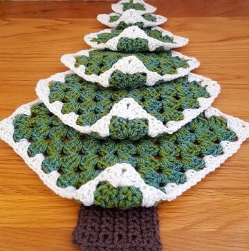 how to place the crochet granny squares to form a Christmas tree