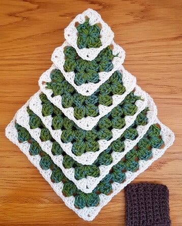 6 granny squares of different sizes and a trunk needed to crochet a Christmas tree