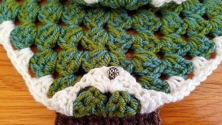 where to place the silver bead on the crochet christmas tree