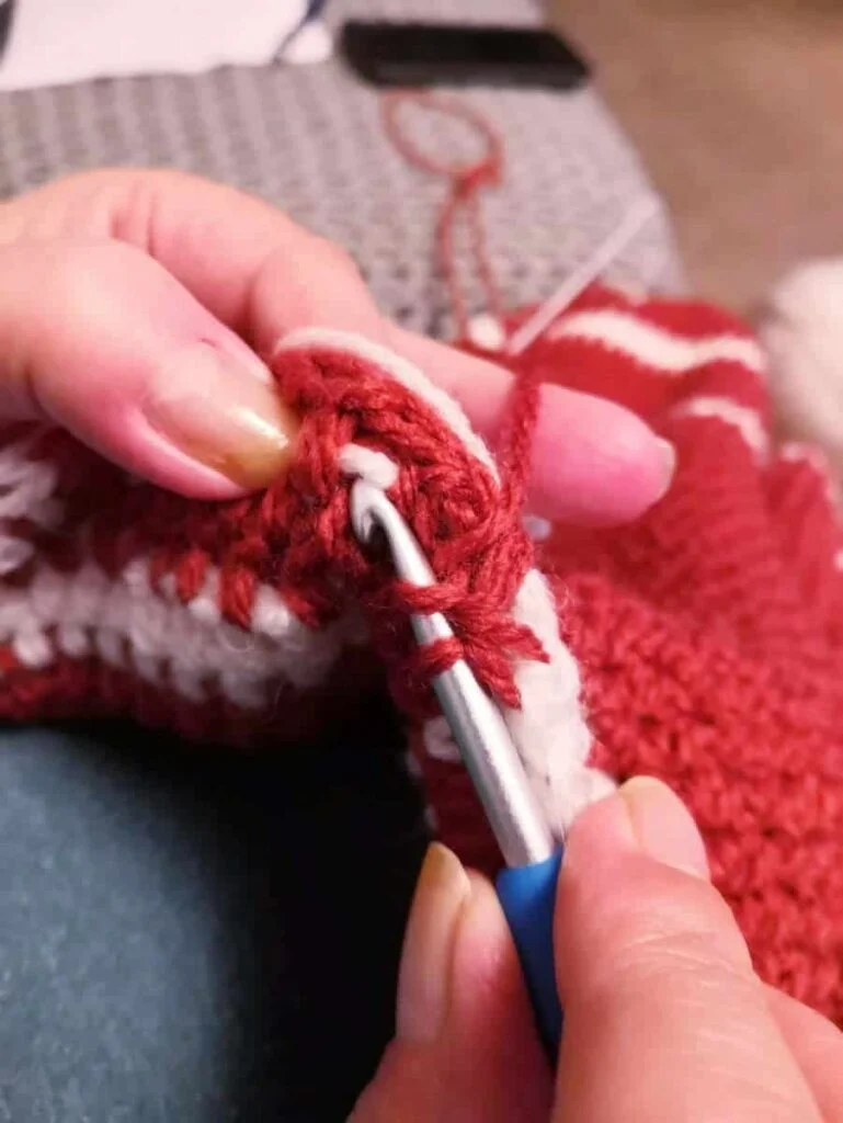 Where to pick up the stitch to change colours in a crochet blanket