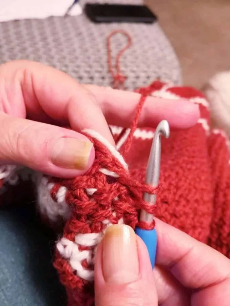 Carrying the different colour yarn across a crochet blanket