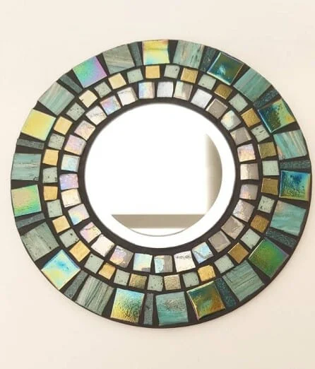 Mirror decorated on the outside of the mirror with mosaic tiles