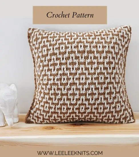 Cushion crocheted in the mosaic technique