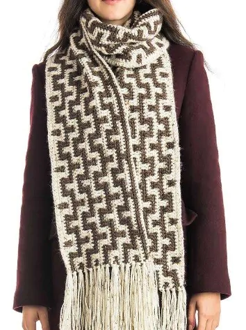A woman is wearing a geometric scarf crocheted with the mosaic technique