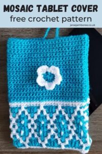 tablet cover crocheted with mosaic crochet and double crochet in turquoise and white