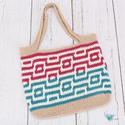 crochet beach bag in red and blue made with the mosaic technique in the round