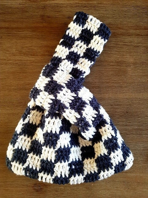 crochet checkered back in dark blue and white