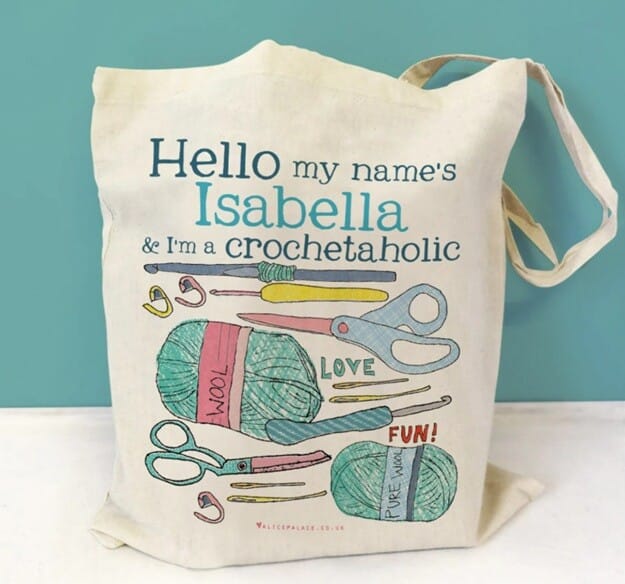 personalised crochet project tote bag.  Text reads "hello my name's (name) & I'm a crochetholic