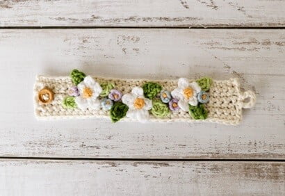 crocheted flower bracelet with daisy and leaves