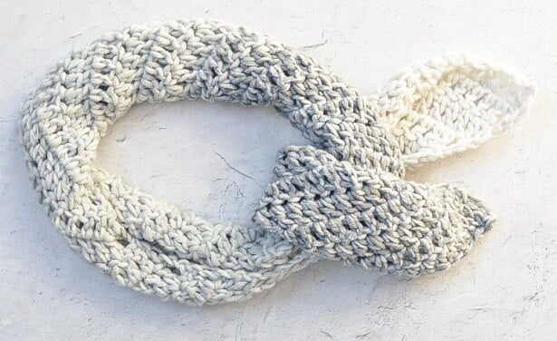 crocheted neckerchief in ombre yarn (grey and white)