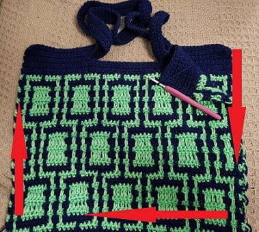 mosaic crochet tote bag with red arrows showing where to crochet the seams