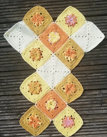 how the granny squares are laid out for a 13 square bag