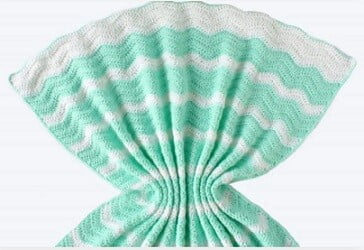 blanket crocheted in the chevron stitch in mint and white