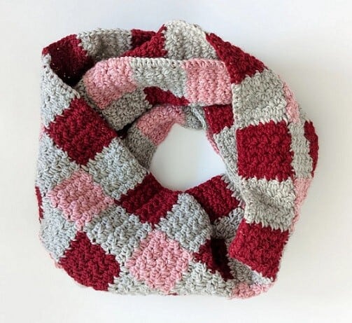 checkered infinity scarf crocheted in deep red, grey and pink