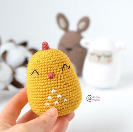 crocheted Easter egg with the features of a chick