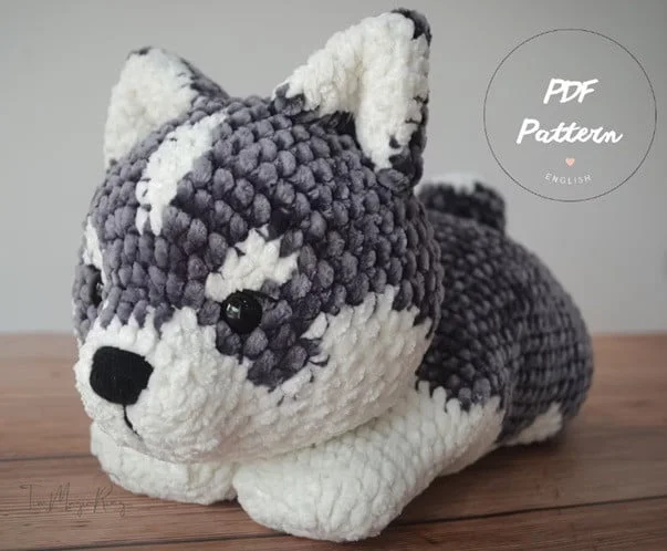 A husky puppy is crocheted in white and grey