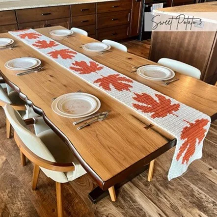 This table runner pattern features a maple leaf motif